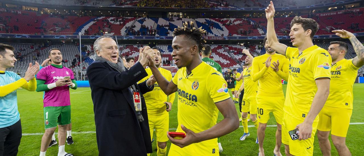 El presidente, Fernando Roig, felicita a los jugadores del Villarreal tras eliminar al Bayern en la Champions.