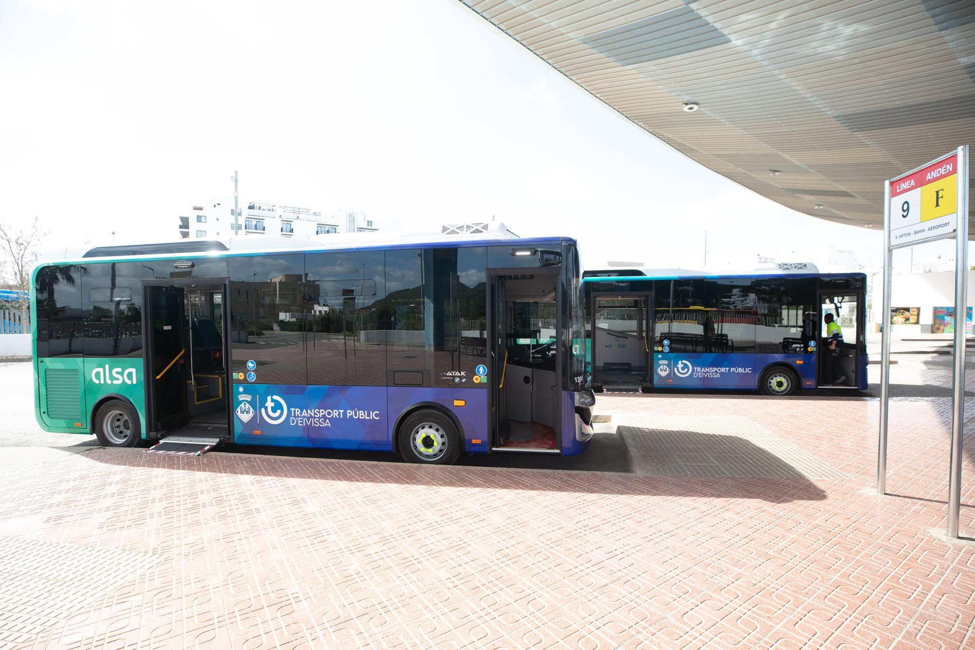 Dos nuevos autobuses eléctricos en Ibiza