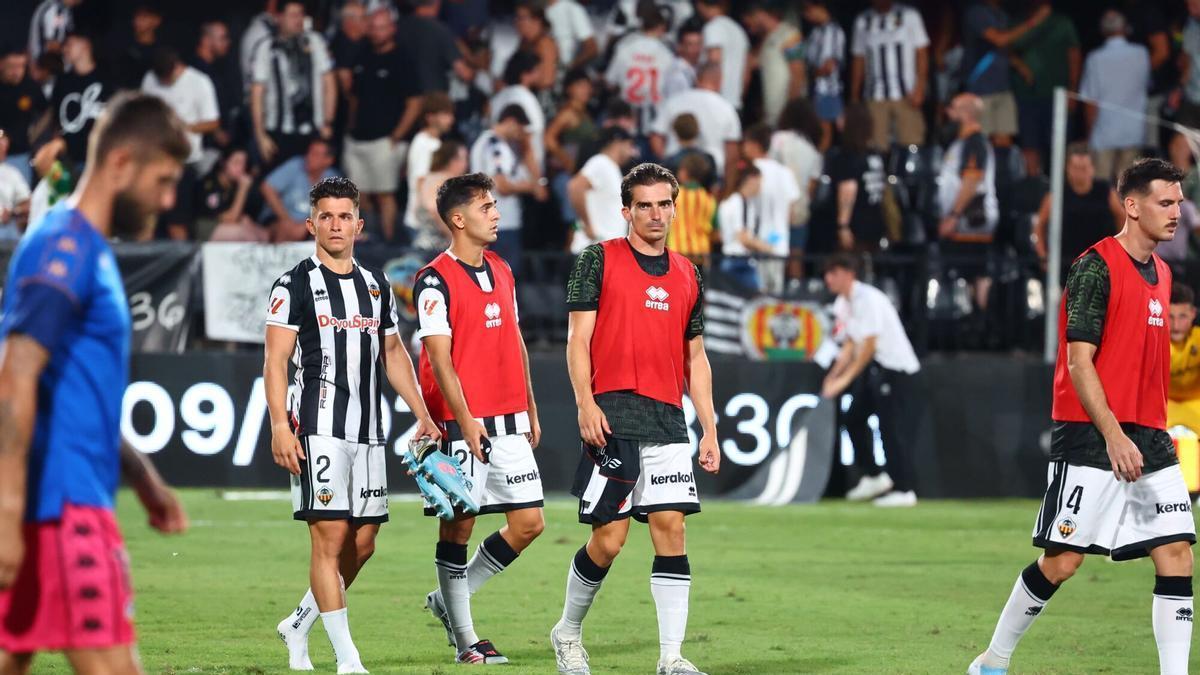 Los jugadores del Castellón, tras el 0-0 de la pasada jornada contra el Sabadell.