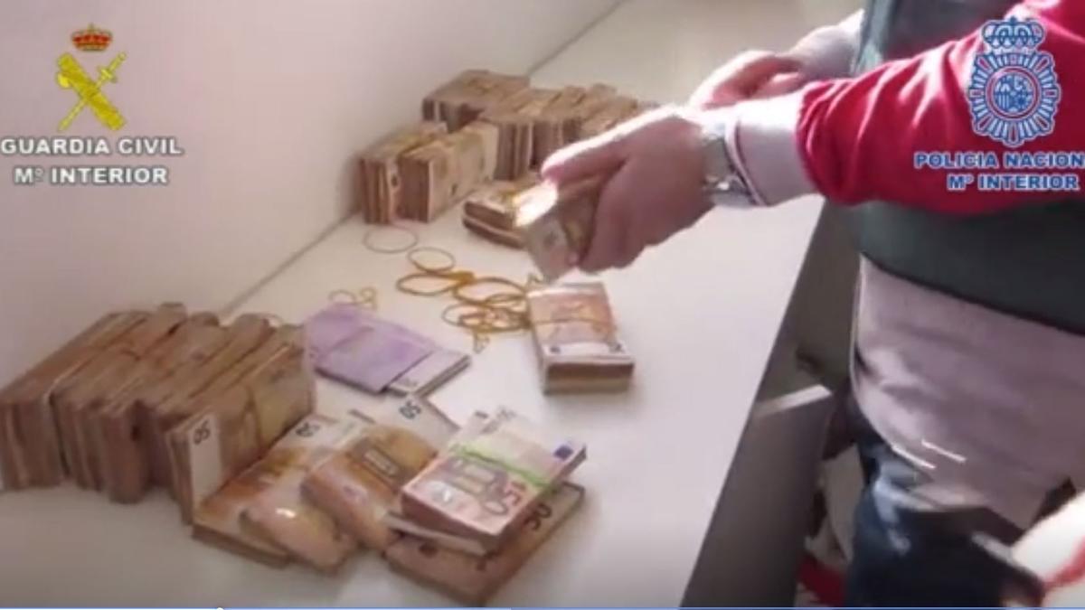 Fajos de billetes intervenidos por la Guardia Civil y la Policía Nacional en una vivienda del presunto líder en 2020.