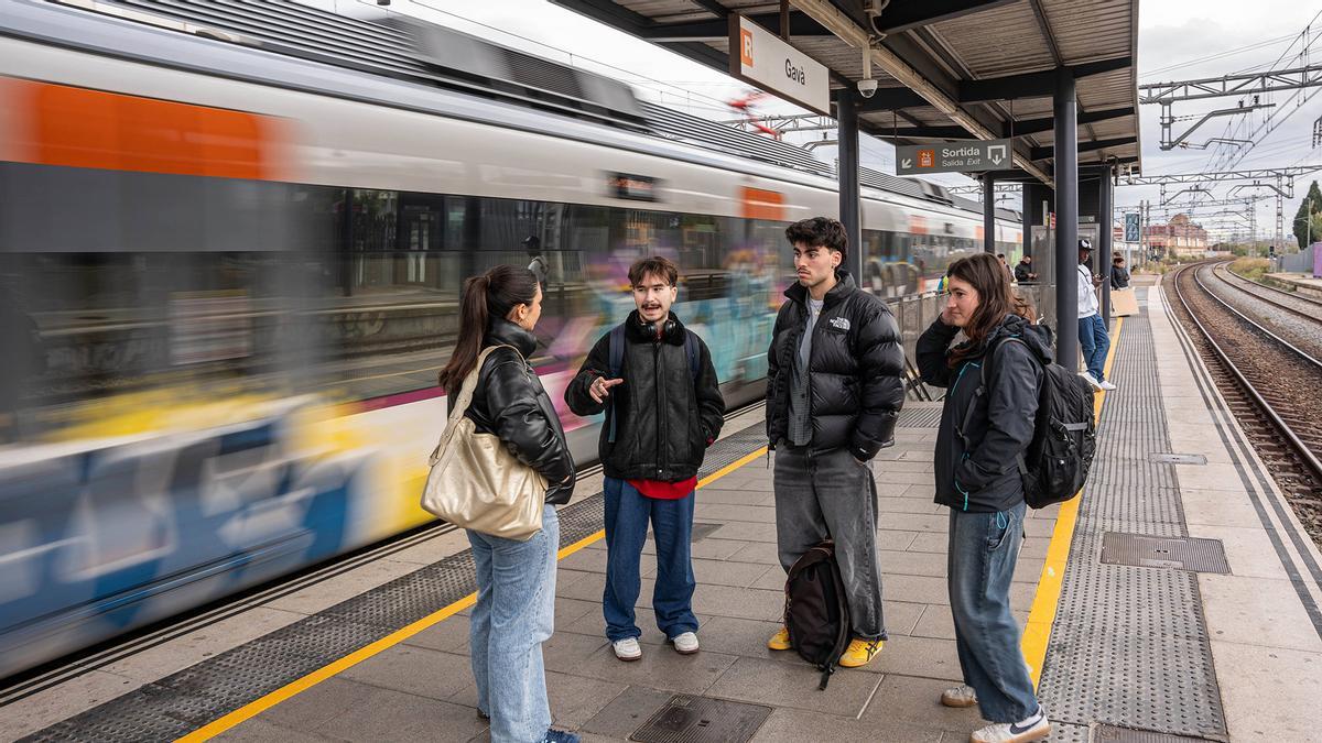 Los universitarios de la UAB que viven en el Baix Llobregat tardan cuatro horas en llegar y volver de clase