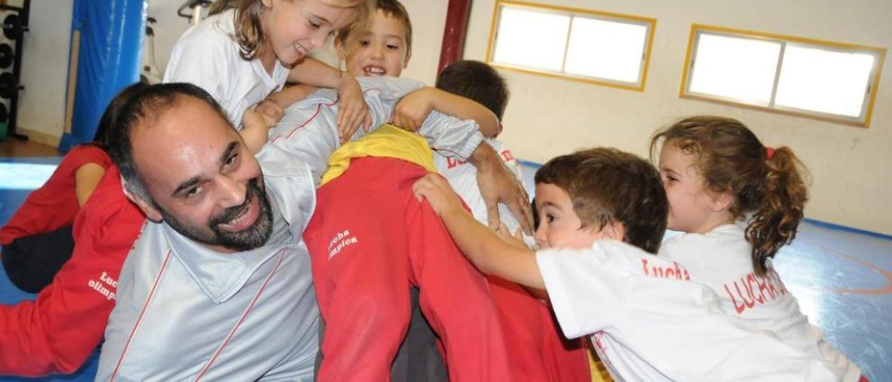 Eladio Bello, con algunos de los jóvenes deportistas. E. A.