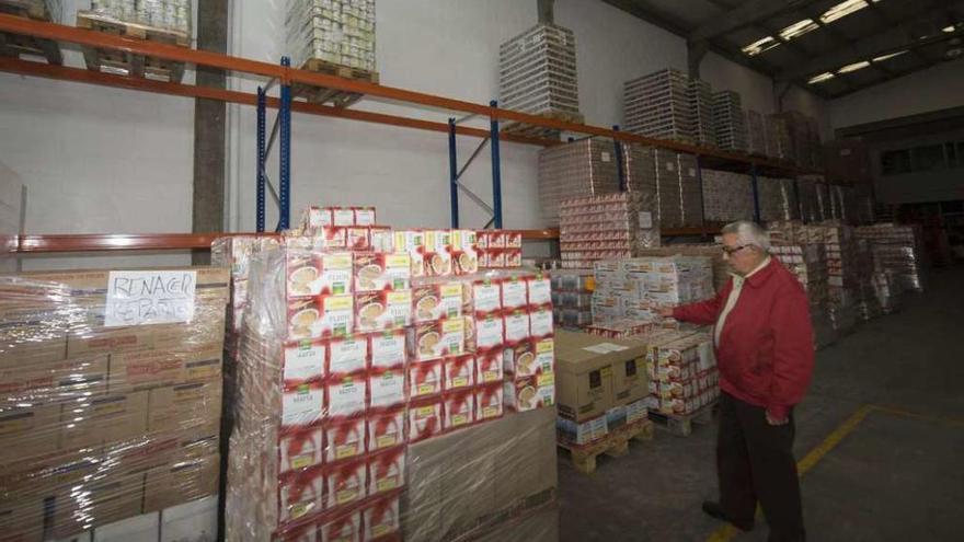 Luis Camba, en la nave de almacenamiento del Banco de Alimentos Rías Altas.