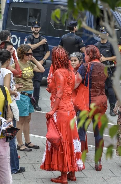 LAS PALMAS DE GRAN CANARIA A 03/06/2017.Protesta de activistas por el Día de las Fuerzas Armadas en Plaza de las Islas Canarias. FOTO: J.PÉREZ CURBELO