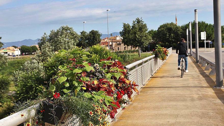 Castelló posa flors al pont per donar la benvinguda