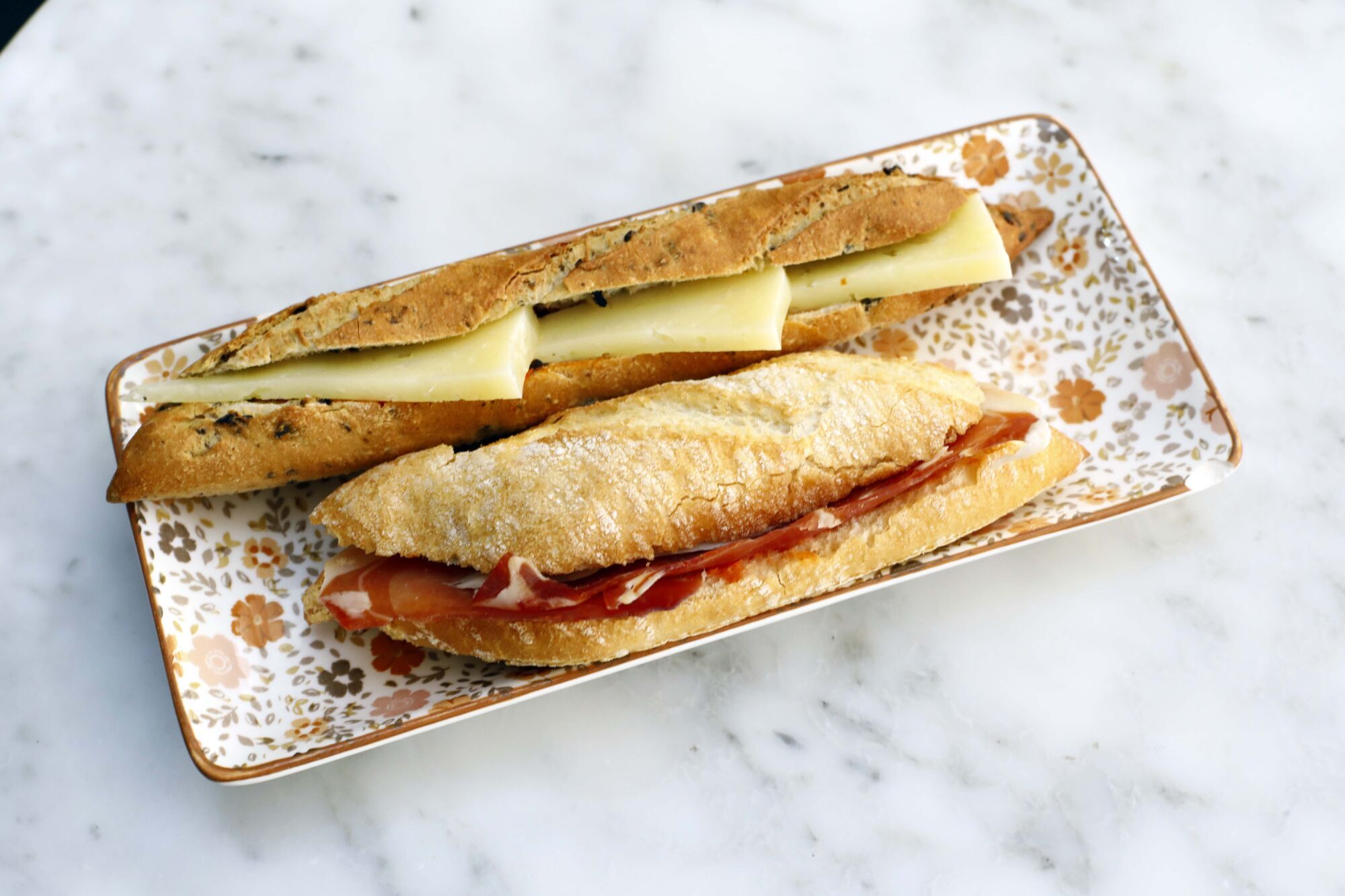 En imágenes | El Buñuel, el café de barrio de ambiente acogedor con una de las mejores tartas de queso de Zaragoza