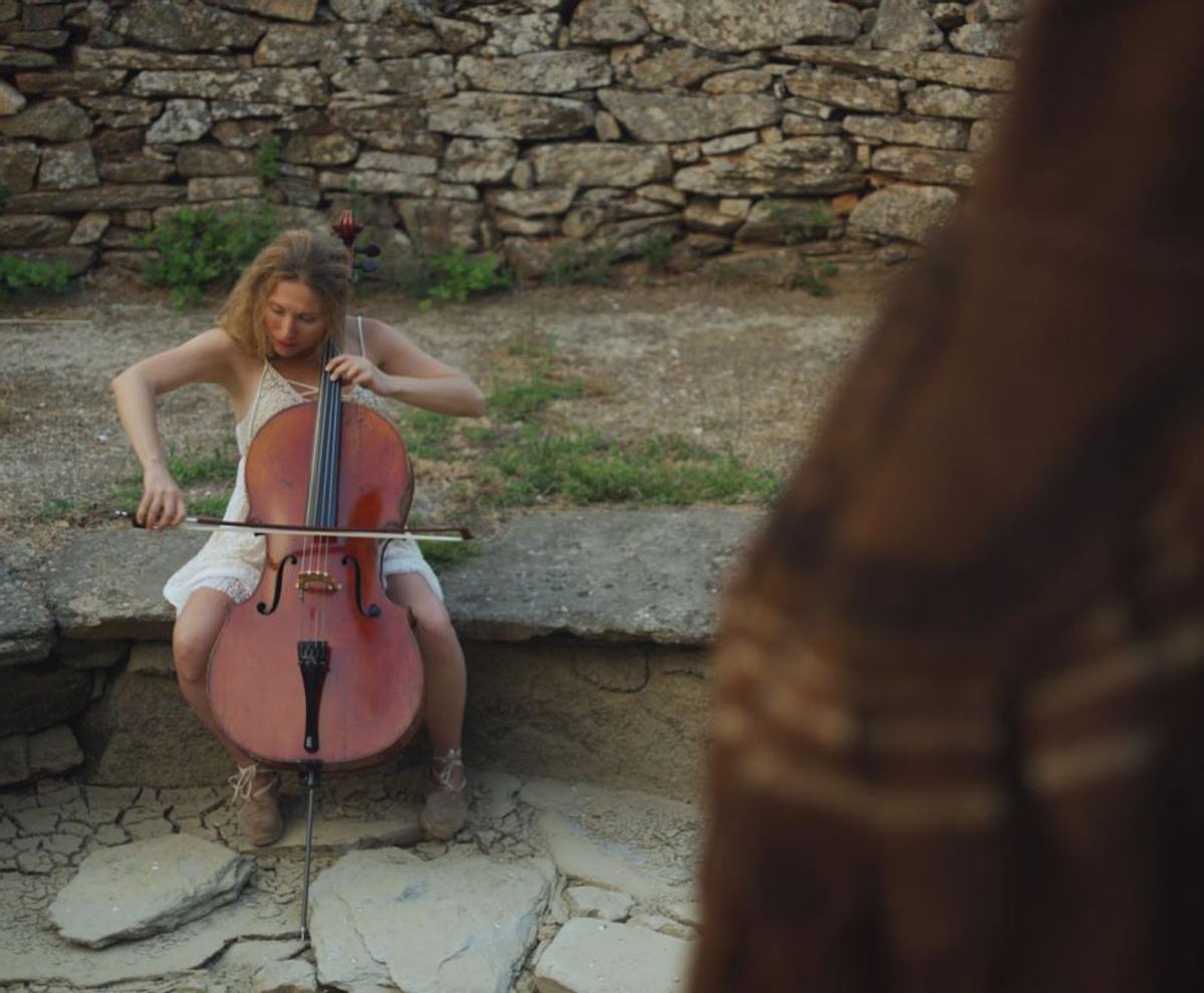 Georgina Sánchez toca el violonchelo en el lavadero de Ceadea. | Cedida