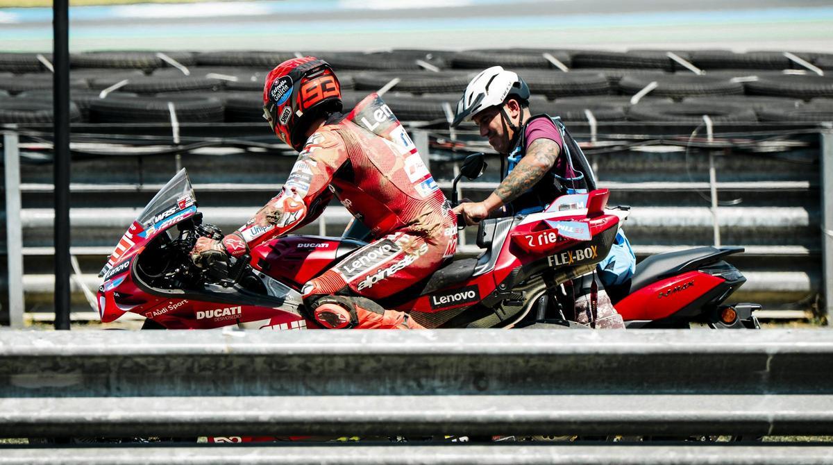 Jesús Robledo, uno de los fotógrafos más prestigiosos del Mundial, empuja a Marc Márquez hasta su taller tras su segunda caída del día. a ñásus