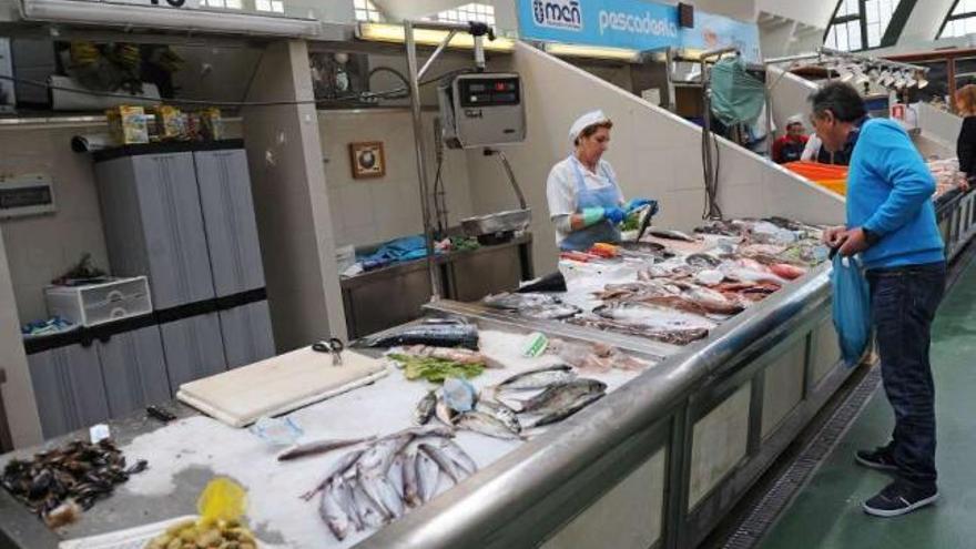 Un puesto de pescado y marisco en el mercado coruñés de San Agustín. / 13fotos