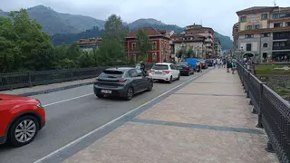 "Riadona" automovilística en Cangas de Onís en visperas del Aquasella