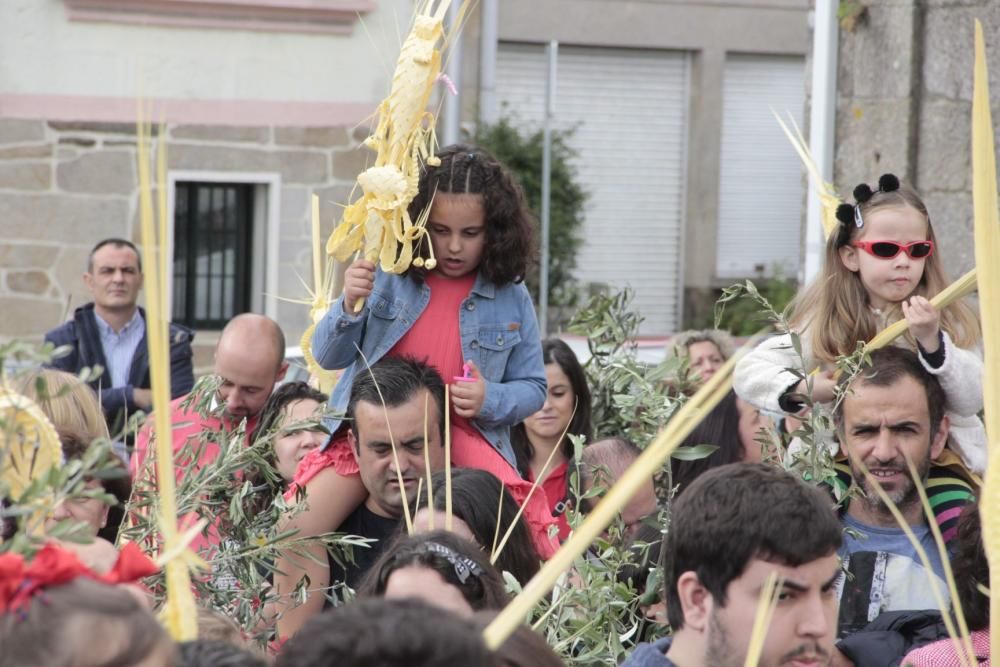 La procesión de "La Borriquilla" abre la Semana Santa en Cangas. // S. Álvarez