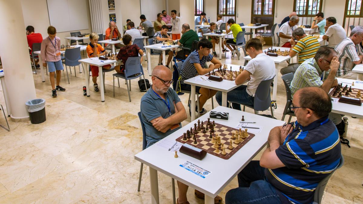 Primeras partidas del Festival Internacional de Ajedrez de Guardamar, que ha comenzado este lunes