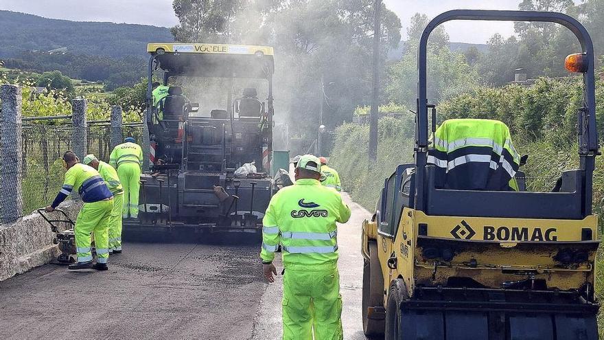 El Concello de Meaño completa la ampliación del vial de Viliquín con la fase de asfalto