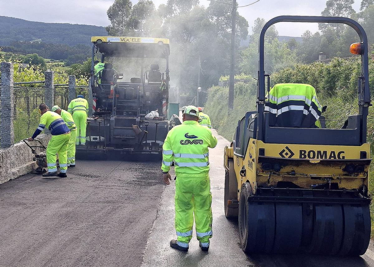 Vista de los trabajos en el vial de Viliquín, en Meaño.
