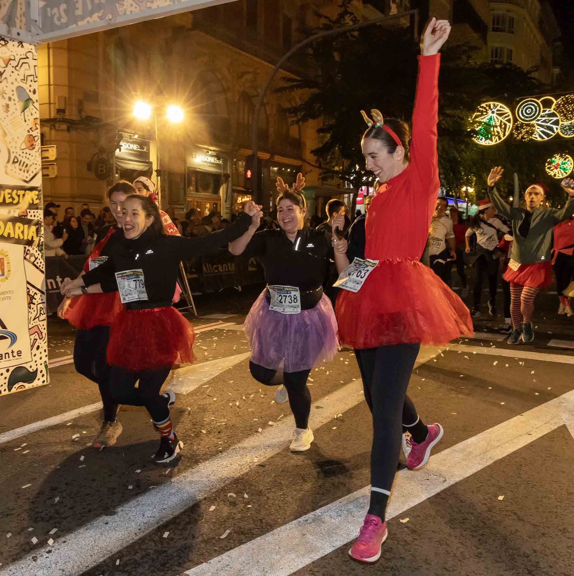 La San Silvestre de Alicante llena de colorido la ciudad