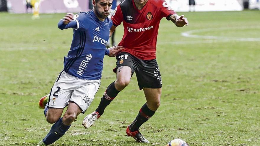Arriba, Diegui trata de marcharse de Moutinho. A la izquierda, Borja Domínguez disputa un balón entre dos jugadores del Mallorca.