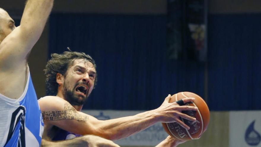 Llul con el balón ante el pívot del Obradoiro, Aleks Maric.