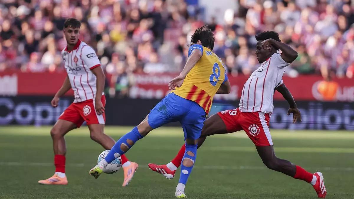 Lass entra a Javi Guerra el día de su debut en Montilivi