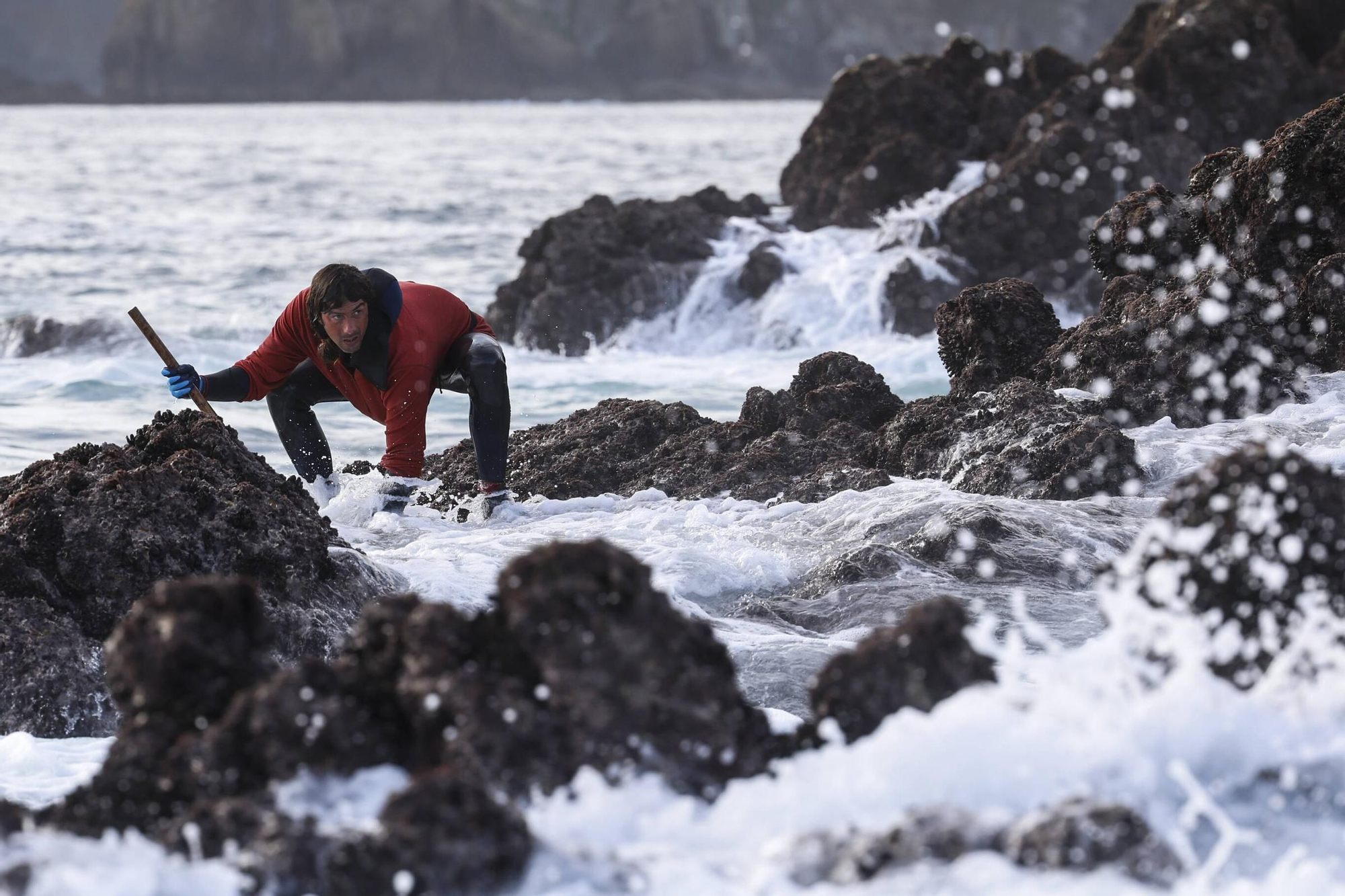 EN IMÁGENES: Así es la dura jornada de los perceberos del cabo Peñas: un oficio de alto riesgo a merced de las olas