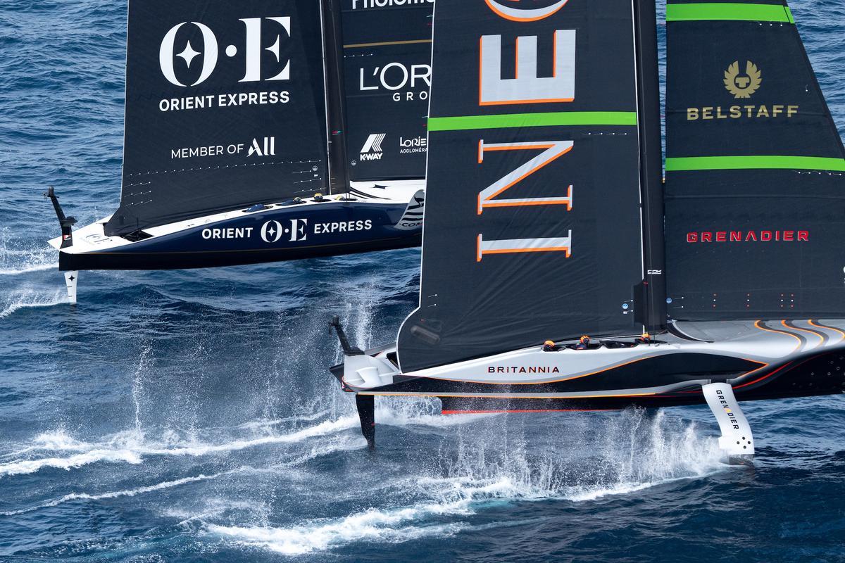 Los veleros francés (Orient Express Racing Team) y británico (Ineos Britannia) miden las fuerzas en la regata del domingo de la Louis Vuitton Cup.