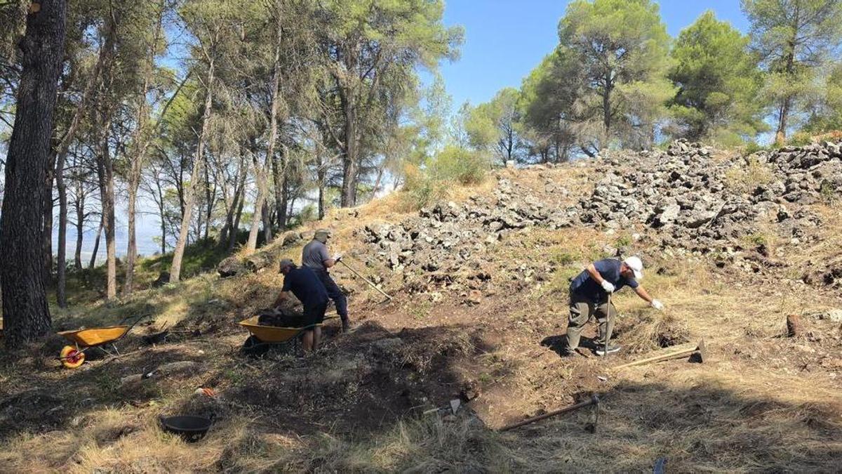 Arqueólogos y técnicos trabajando en el yacimiento del Corralet esta semana, tras iniciarse la nueva excavación.