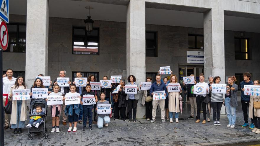 Personal del colegio, familias y alumnos, en una protesta delante de la Consejería de Educación.