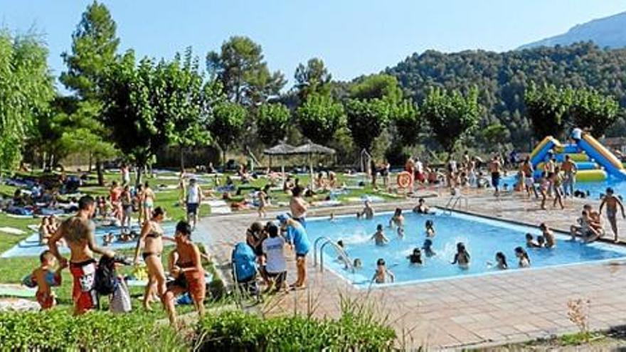 Piscines de Castellbell durant una activitat de la festa major d&#039;estiu