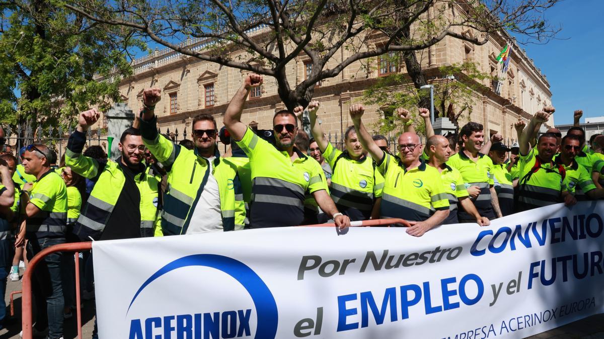 Los trabajadores de Acerinox durante la concentración, a 11 de abril de 2024, en Sevilla, Andalucía (España).