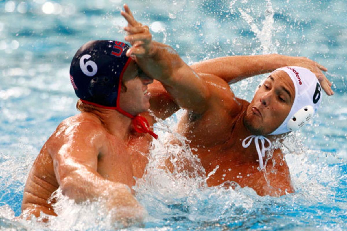 El jugador hongarès de waterpolo Norbert Hosnyanszky lluita amb l’americà Brian Alexander per una pilota durant els quarts de final del Mundial de Natació a Xangai, Xina.