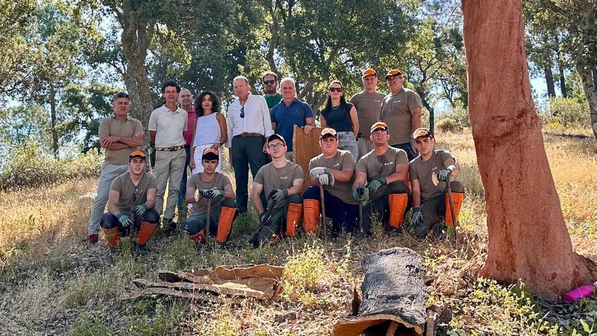 La Junta de Andalucía impulsa la 7ª Escuela de Descorche en los montes públicos de la provincia de Córdoba