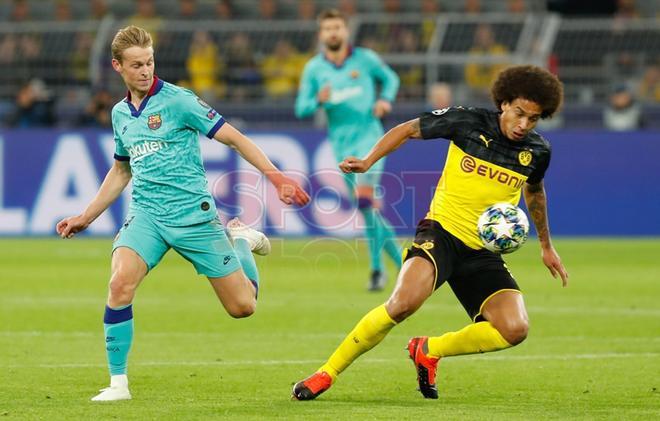 Frenkie de Jong y Axel Witsel durante el partido entre el Borussia Dortmund y el FC Barcelona de Liga de Campeones y disputado en el Signal Iduna Park en Dortmund.