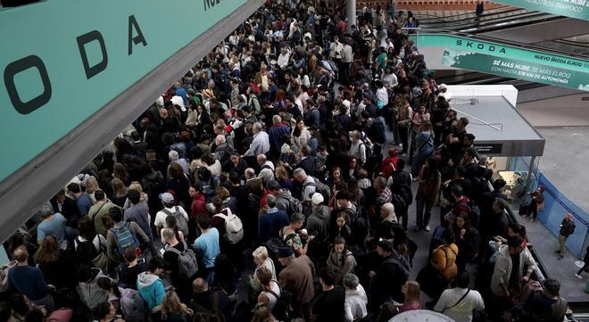 Viajeros en la estación de Atocha después del apagón eléctrico del día 28