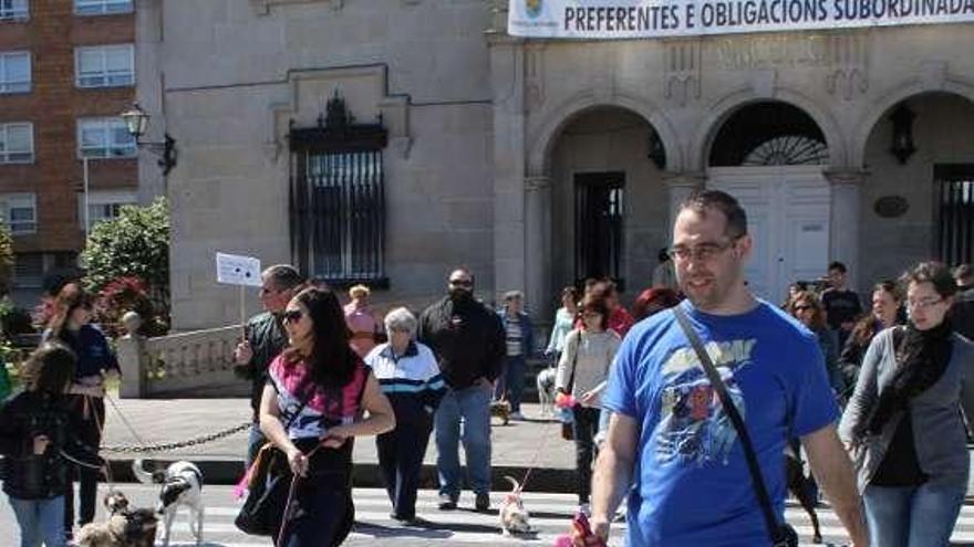 Los manifestantes inician un paseo-protesta hasta Portocelo. // S. A.