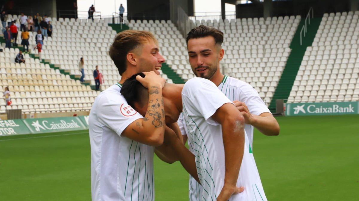 Jugadores de Córdoba CF B celebran la victoria ante el Salerm Puente Genil.