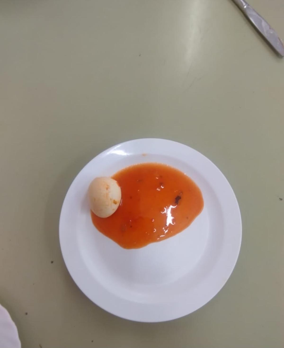Imagen difundida de la comida de escolares en colegios públicos de Córdoba.