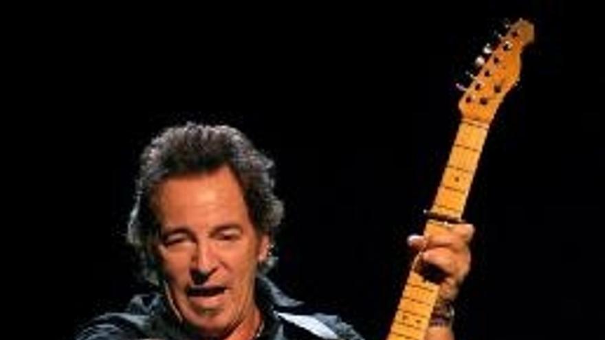 imagen de archivo del cantante estadounidense Bruce Springsteen y su banda, la E Street Band, durante su concierto en el Koelnarena de Colonia (Alemania),