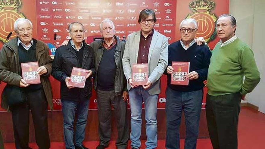 Xesc Ramis, tercero por la derecha, junto a varios jugadores veteranos del Real Mallorca.