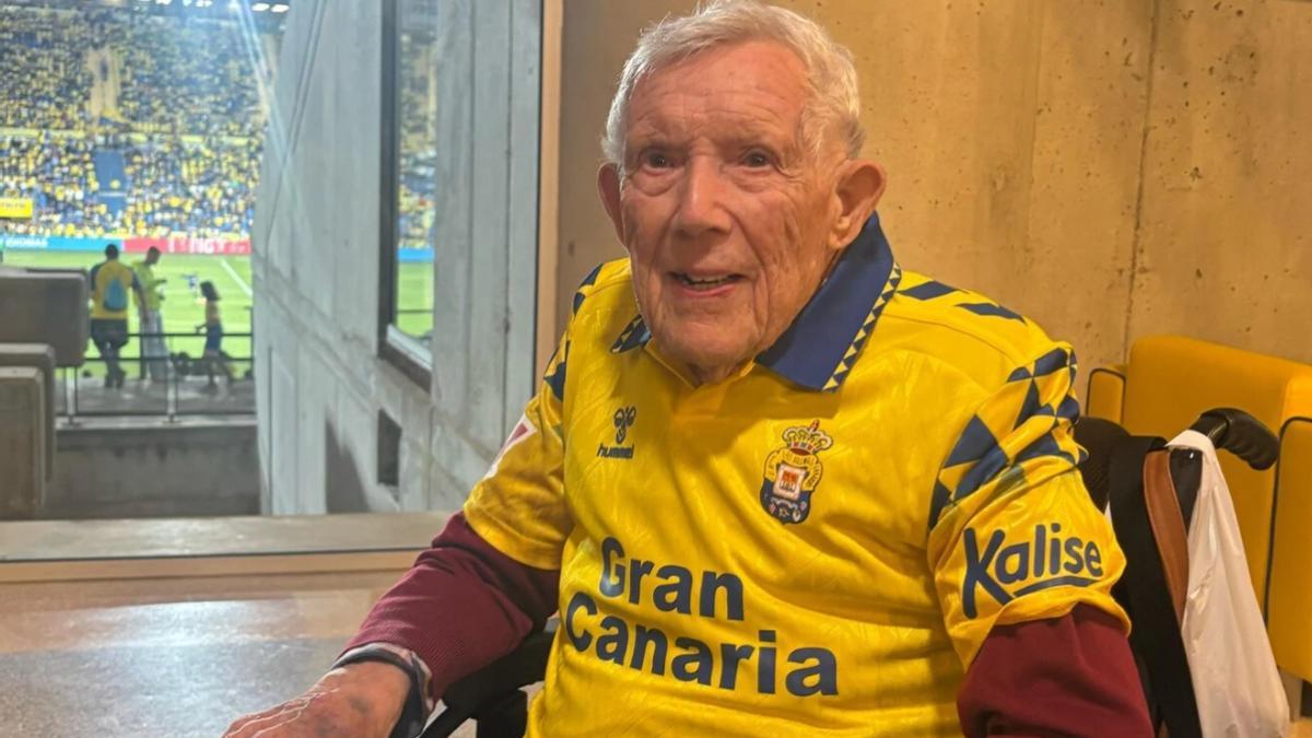 Juan, 100 años y un sueño cumplido: su primer viaje a Canarias con la UD Las Palmas