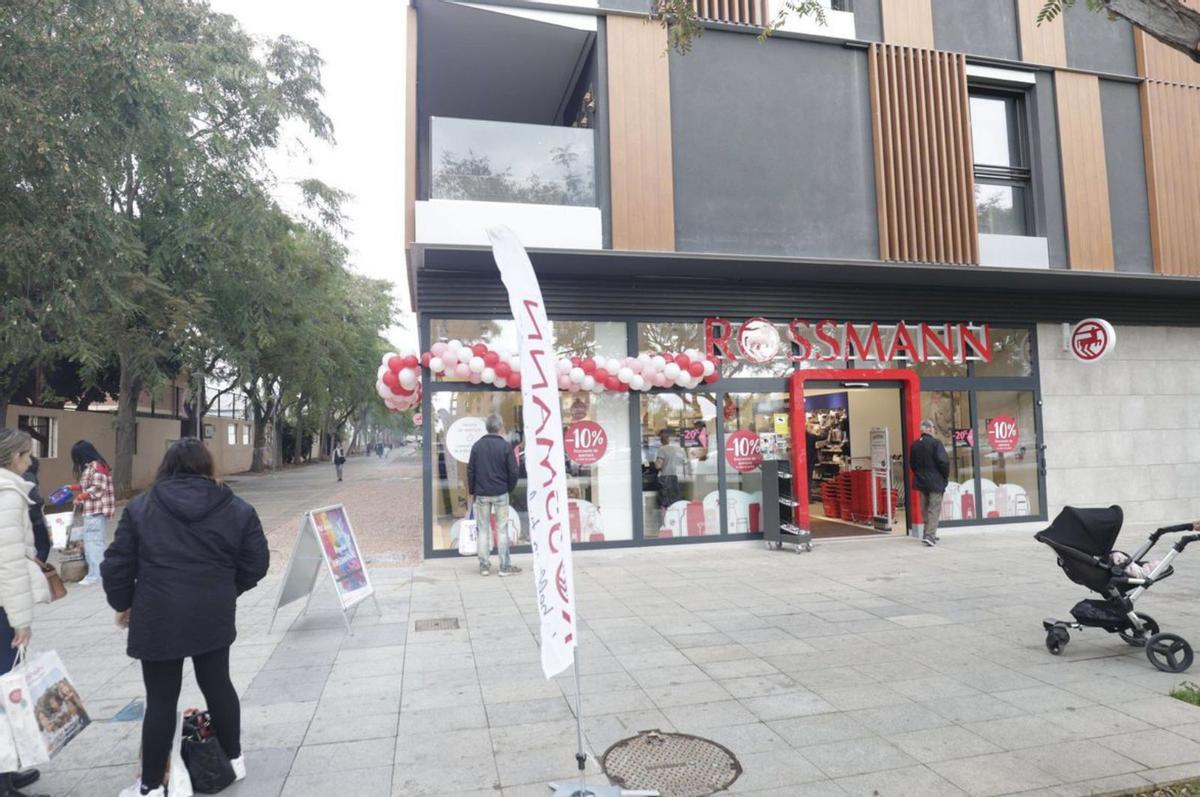 La cadena Rossmann abrió una nueva tienda a finales del pasado año en Nou Llevant.  | MANU MIELNIEZUK