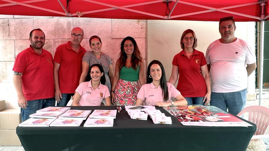 Paterna pone a la venta su libro de fiestas en beneficio de la Junta Local del Cáncer