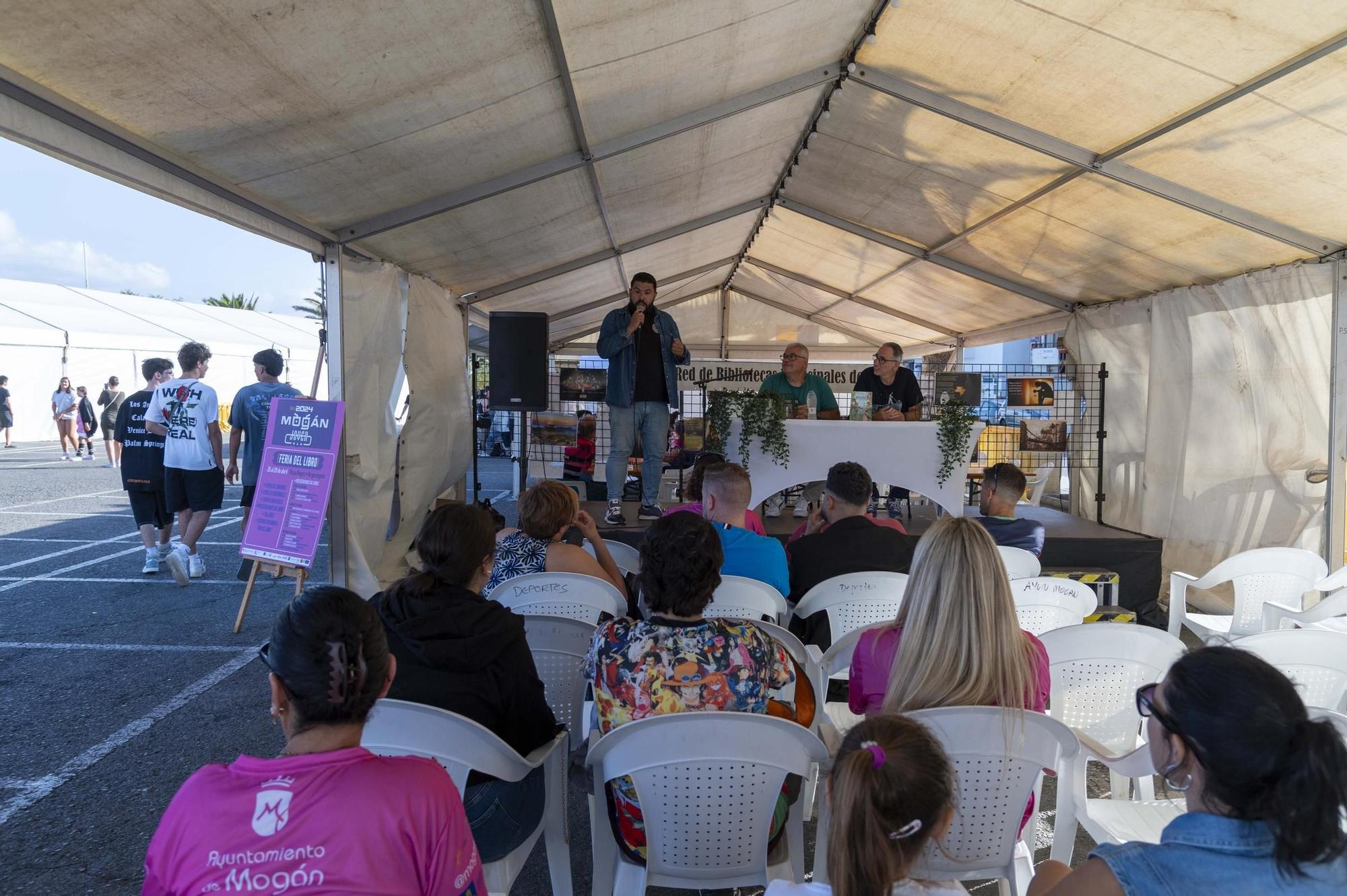 Neftalí Sabina abre las actividades de la Feria del Libro de Mogán 2024. A su lado, los autores Juan Carlos Saavedra y Daniel Martín