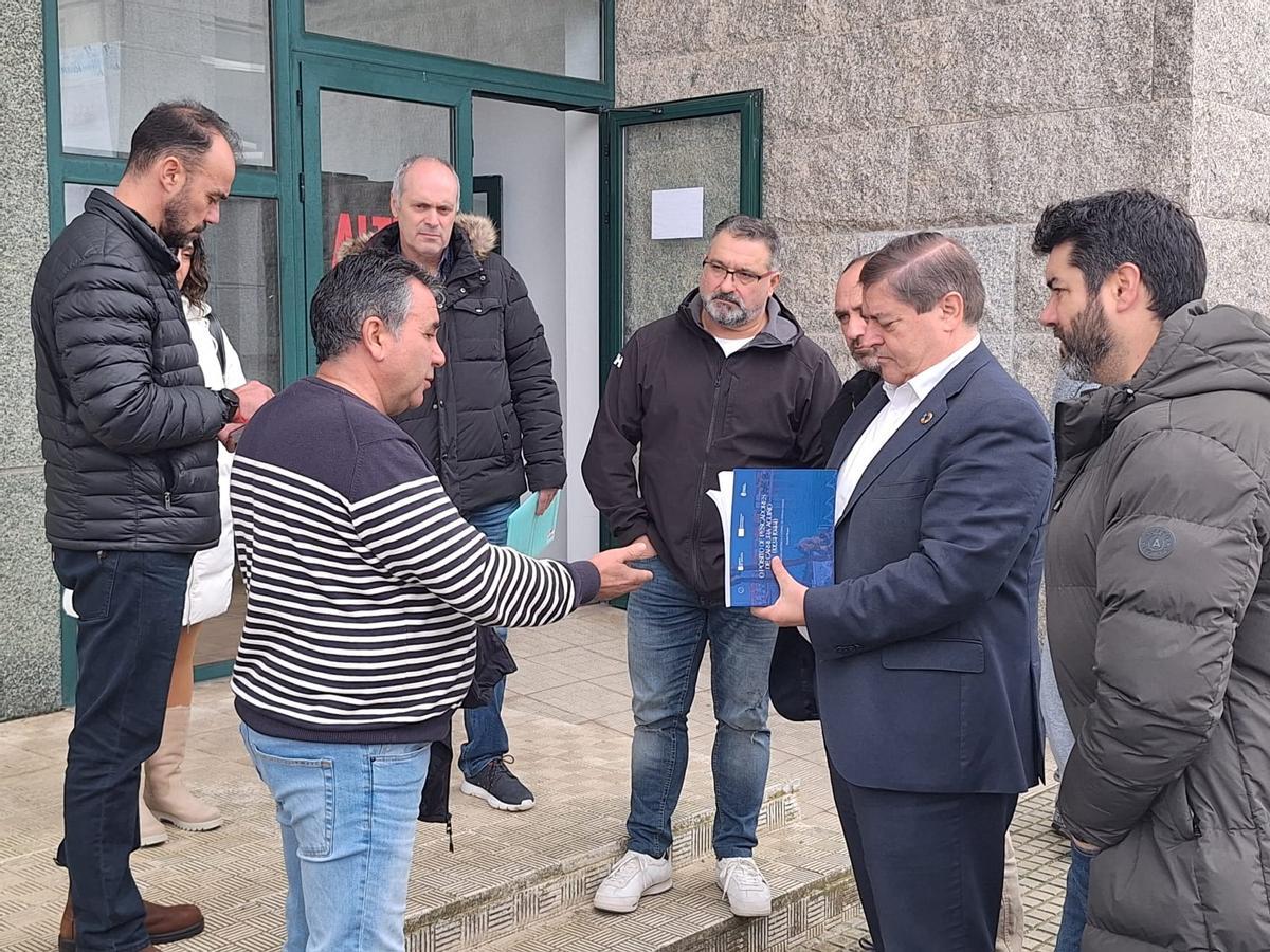 Julio Abalde, segundo dereita, cos representantes das confrarías en Rianxo.