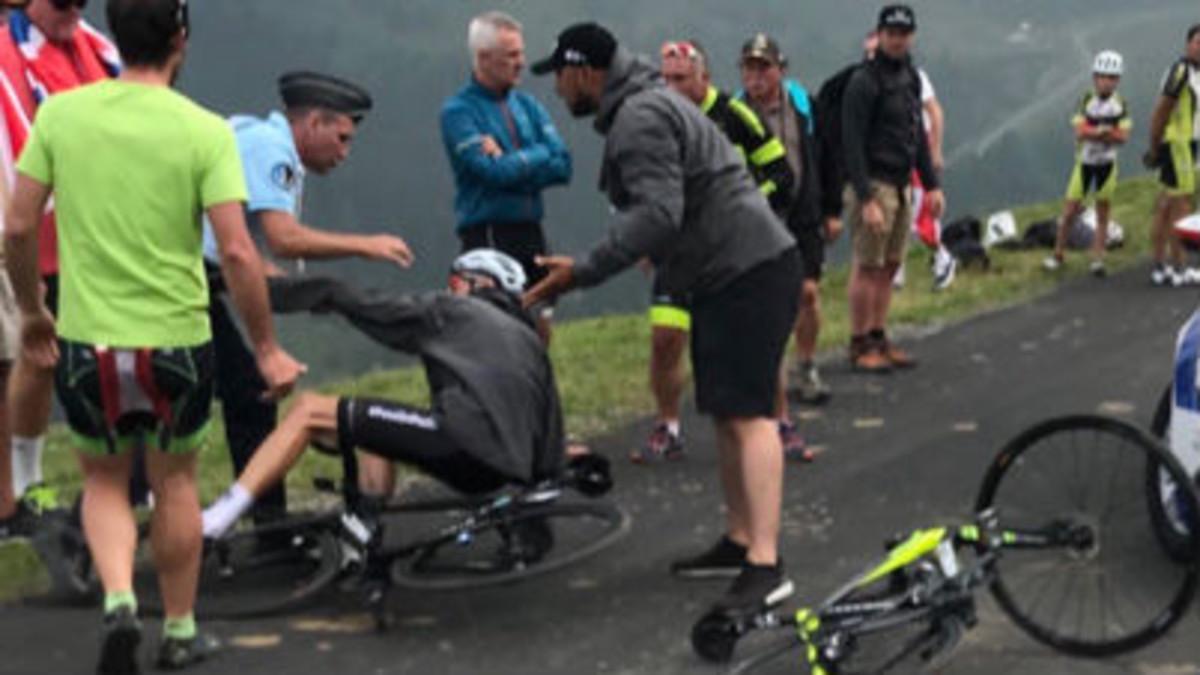 Un gendarme tira a Chris Froome de la bicicleta cuando se dirigía al autocar