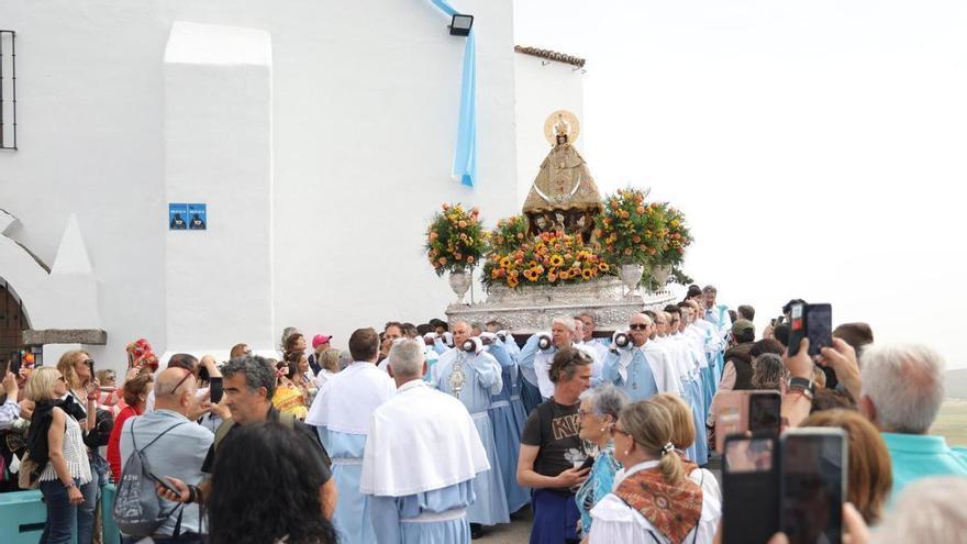 Lágrimas, promesas cumplidas y el fervor de miles de cacereños para arrancar la Bajada de la Virgen de la Montaña