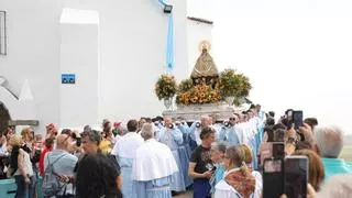 Lágrimas, promesas cumplidas y el fervor de miles de cacereños para arrancar la Bajada de la Virgen de la Montaña