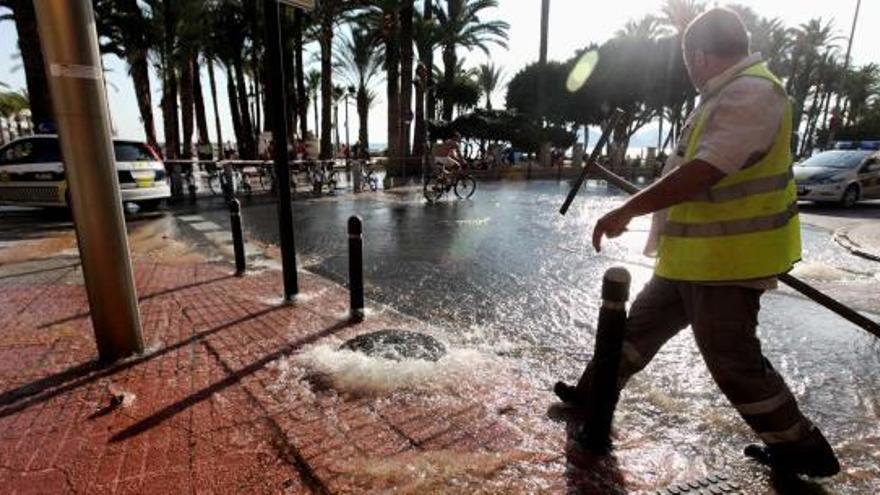 Un operario trabajaba ayer en la zona afectada por la avería en la tubería general del centro de Benidorm.