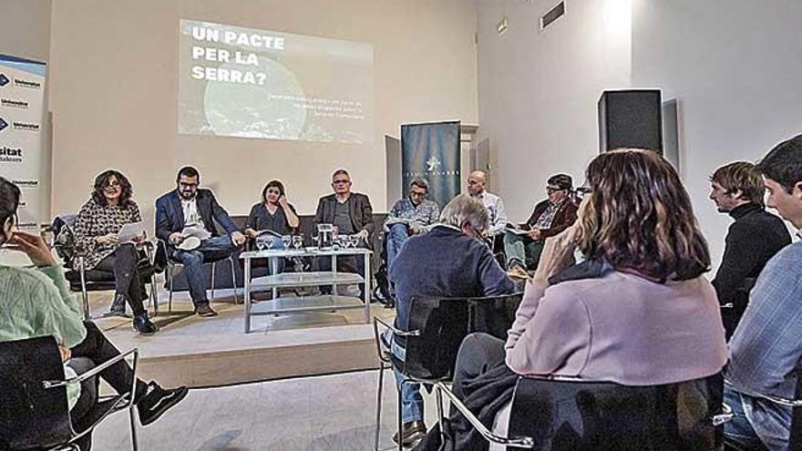 Los participantes al debate sobre el &#039;Pacto de la Serra&#039;, ayer, en Ca n&#039;Oleo.