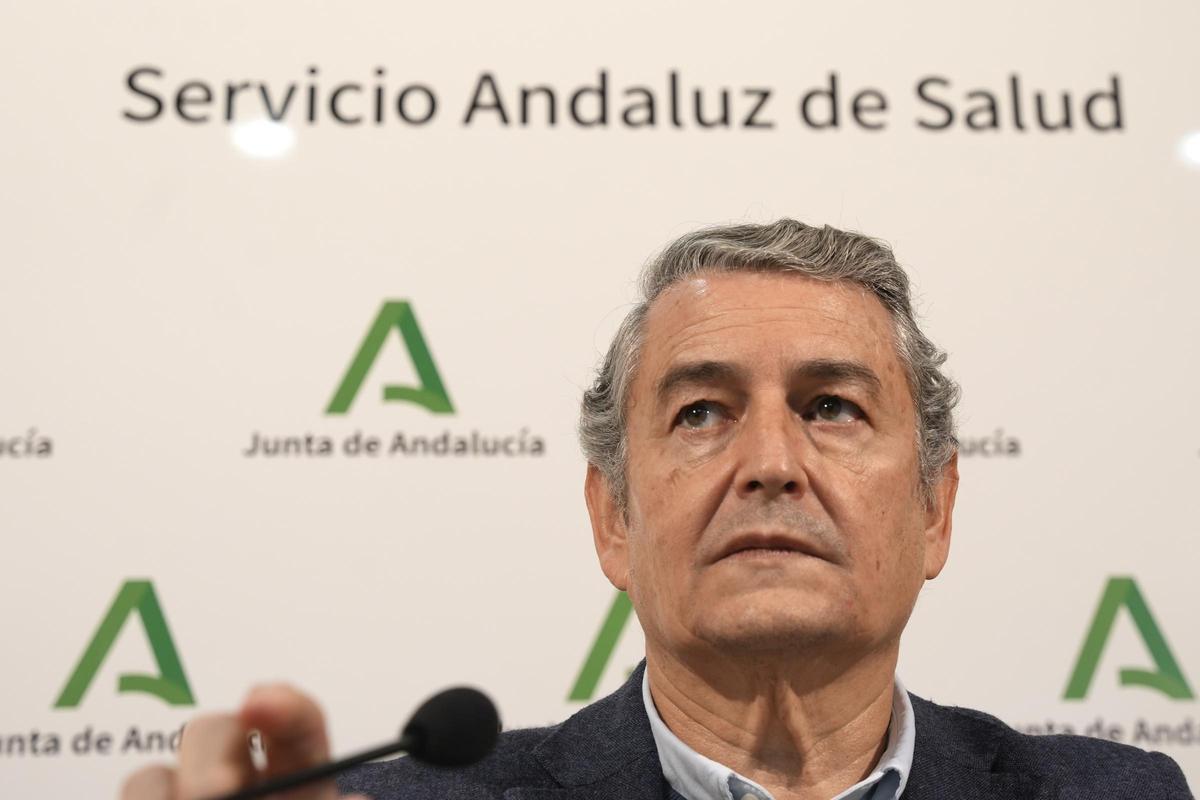 El consejero de Sanidad de la Junta de Andalucía, Antonio Sanz, tras la firma del acuerdo.