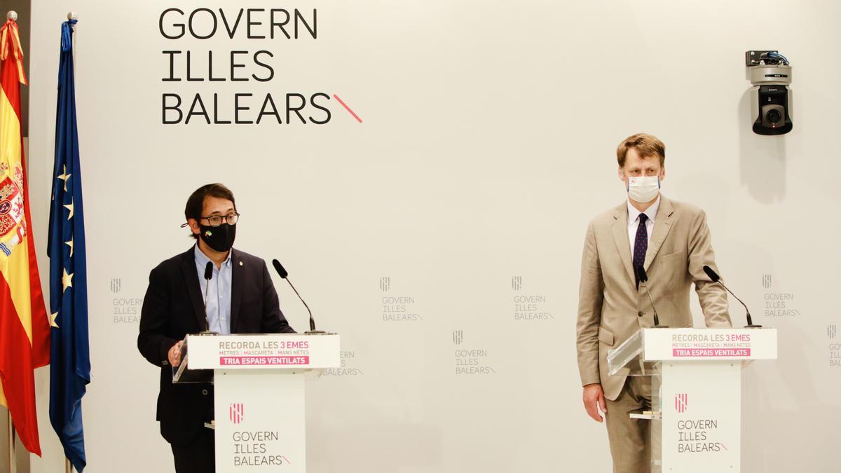 El conseller Negueruela con el embajador del Reino Unido, Hugh Elliott, en rueda de prensa en el Consolat de Mar