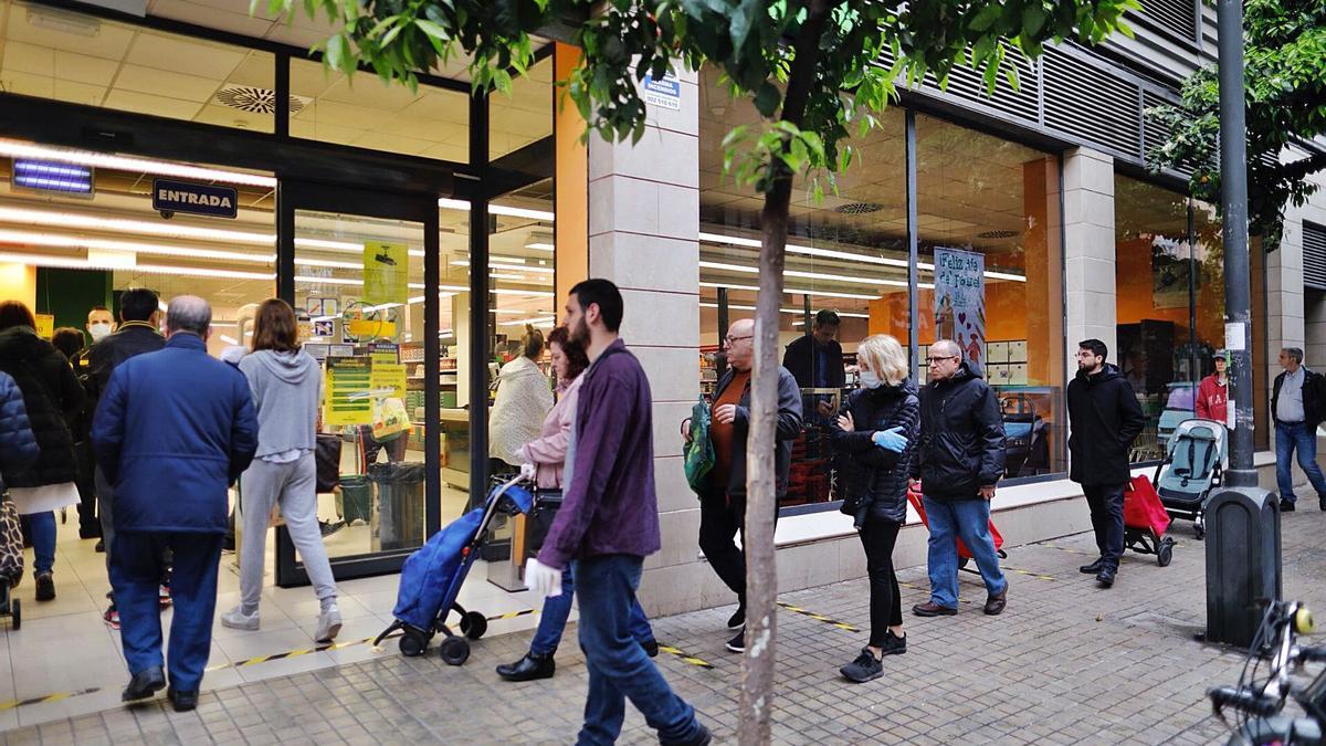 Un grupo de personas accede a un supermercado de la ciudad de València, el pasado mes de marzo. | LEVANTE-EMV